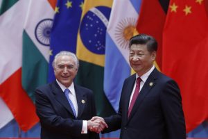 GRA040. HANGZHOU (CHINA), 04/09/2016.- El presidente brasileño Michel Temer (i), saluda al presidente chino, Xi Jinping (d), al inicio de la cumbre del G20 que se celebra en Hangzhou (China), y que tiene como objetivo buscar acuerdos para revitalizar la economía mundial, frenar el cambio climático y discutir salidas al conflicto sirio. EFE/Juan Carlos Hidalgo